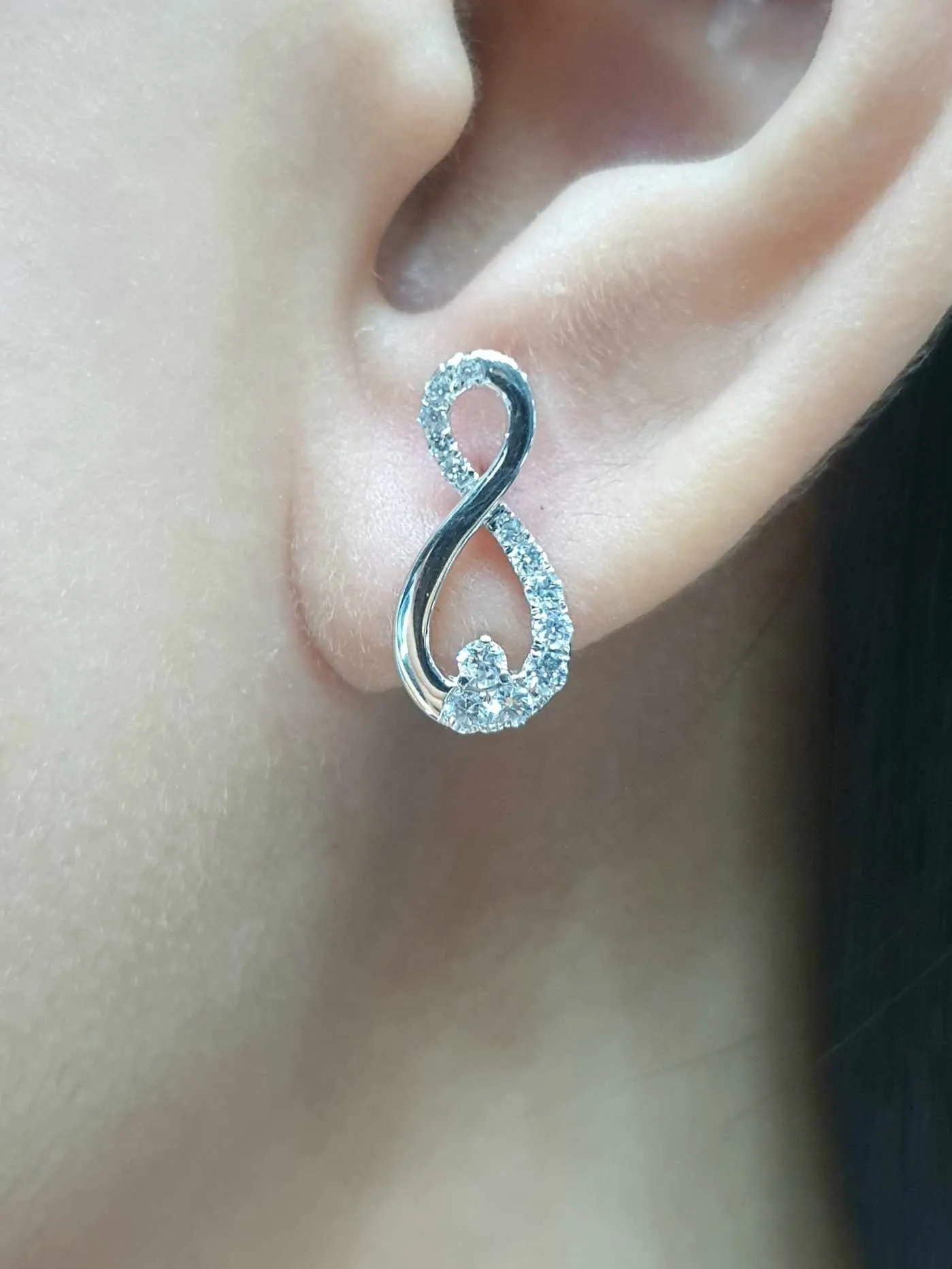 #BA27 | Infinity Diamond Stud Earrings 18kt