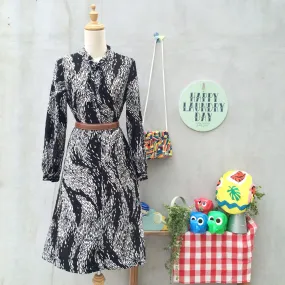 Monochromatic Scale | Vintage 1960s secretary Pussy bow Black and White shirtdress
